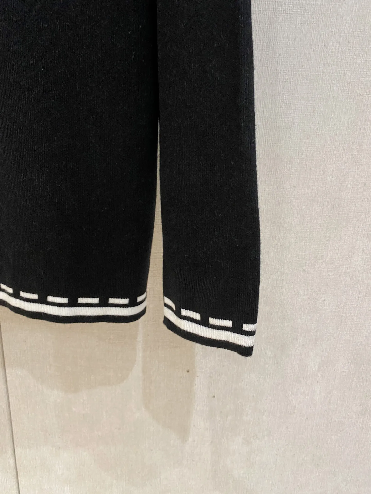 🅿️440 LV 2025ss autumn and winter new fashion casual V-neck sweater, high-end wool blend, comfortable and warm! Anti-pilling👍🏼Does not irritate the skin, can be worn close to the body, designed with luxurious classic elements! There is no overly complicated craftsmanship. It is about the integration of design and materials. Simple European style. A must-have for autumn and winter. Counter size: M-3XL
